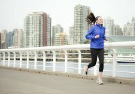 Mulher a correr perto do rio